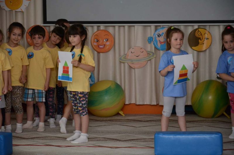 Дети проходят конкурс на день космонавтики