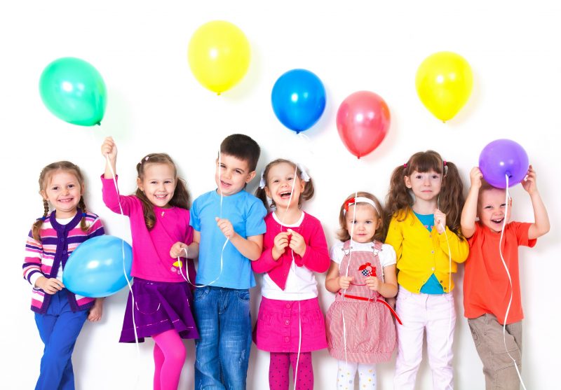 Весёлые дети с воздушными шариками