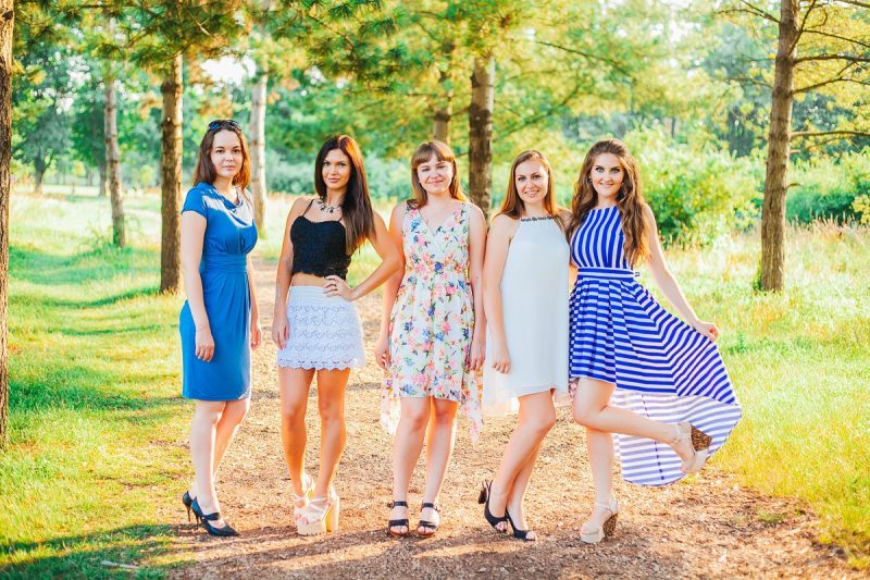 девочки празднуют выпускной вечер