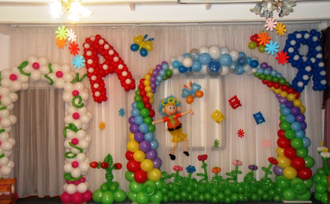 Красивое украшение зала воздушными шариками на Прощание с азбукой