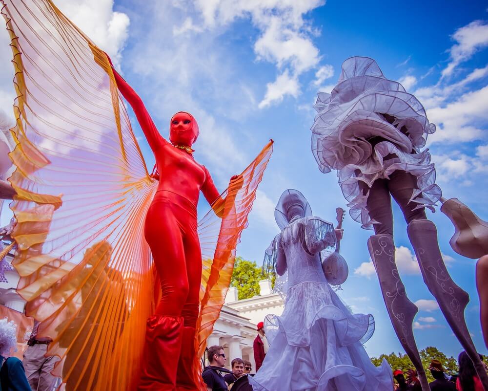 Ходулисты в Москве 🚩 заказать ходулистов на мероприятие