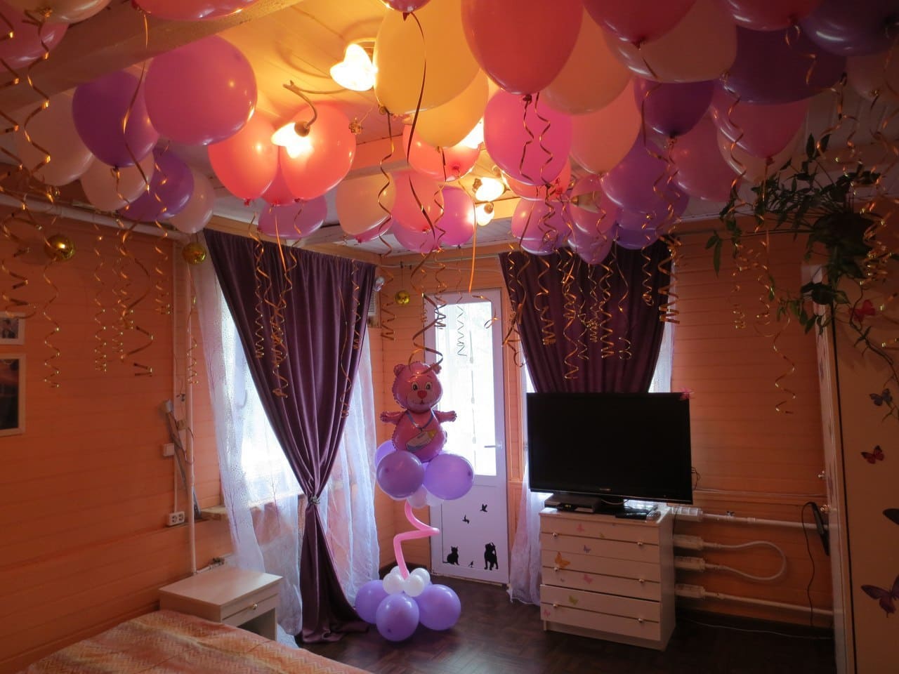 Красиво украсить комнату шариками
