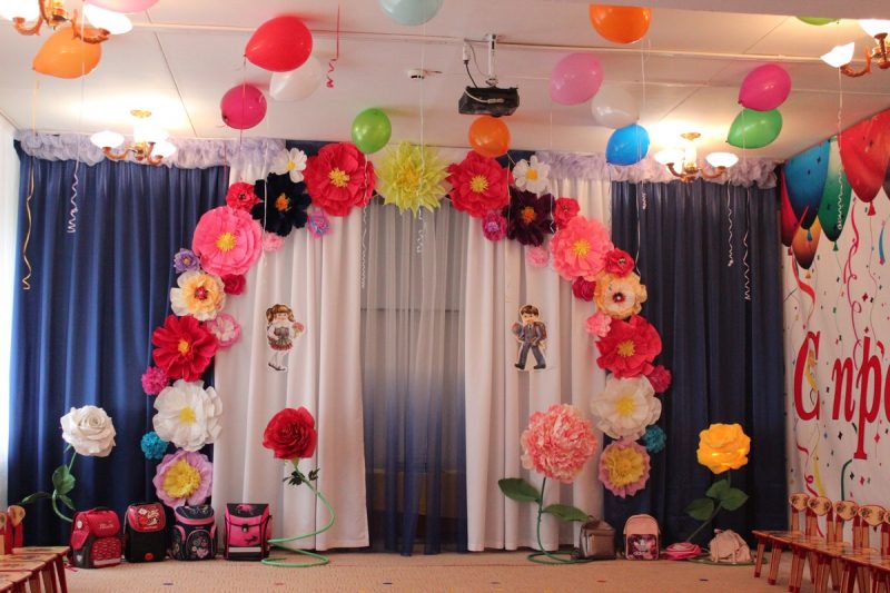 Оформление зала шарами цветами